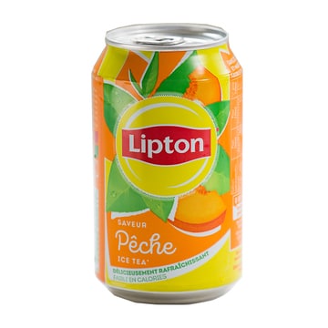 Canette de Lipton Ice Tea saveur Pêche, avec visuels de feuilles vertes et tranches de pêche, mentionnant 'Délicieusement rafraîchissant' et 'Faible en calories'.
