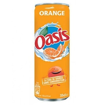 Canette orange Oasis de 33cl illustrant des éclaboussures d'eau, une tranche d'orange, et le texte "ORANGE" et "À L'EAU DE SOURCE SANS CONSERVATEUR".