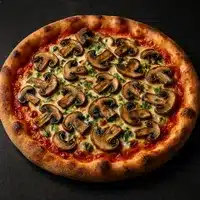 Pizza ronde aux champignons tranchés et herbes vertes sur une base de sauce tomate et fromage, reposant sur une surface sombre.