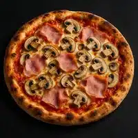 Pizza artisanale cuite au four avec une croûte dorée, généreusement garnie de tranches de jambon rose et de champignons de Paris tranchés sur une sauce tomate.