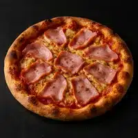 Pizza ronde à croûte épaisse et dorée, garnie de fromage fondu et de larges tranches de jambon cuit ou de bacon, sur fond sombre.