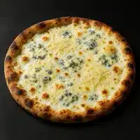 Pizza quatre fromages, richement garnie de fromages fondus dont du gorgonzola, sur une croûte dorée et bien cuite, sur fond sombre.