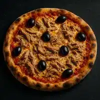 Pizza tonno e olive noire, croûte bien cuite et bords gonflés, garnie généreusement de thon émietté et parsemée de huit olives noires entières.